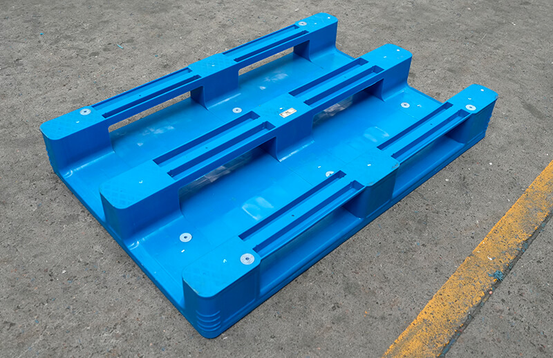 Blue heavy duty flat deck plastic pallet withand three runners