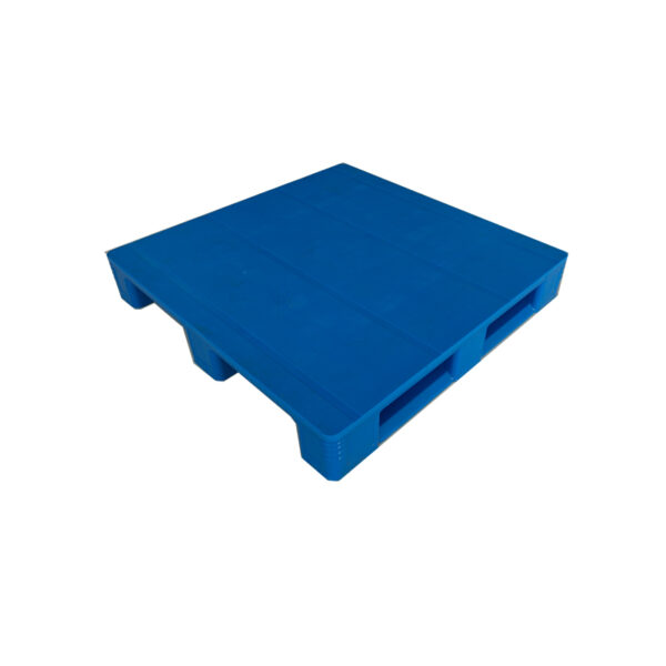Reinforced three-runner flat deck pallet