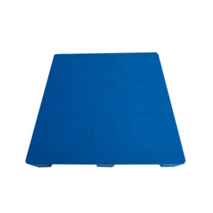 Reinforced three-runner flat deck pallet