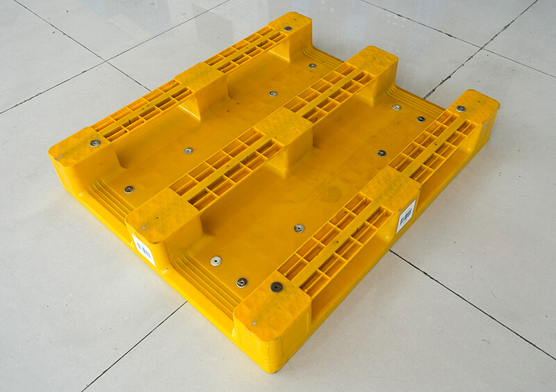  1200×1000×165-Reinforced-Plastic-Pallet-–-Flat-Deck-with-Three-Runners-12