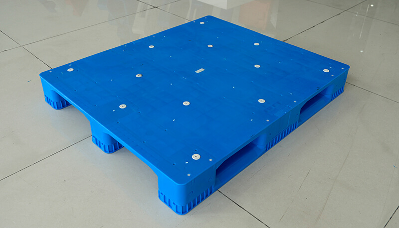 1300×1100-Assembled-Three-Runner-Flat-Deck-Plastic-Pallets-11