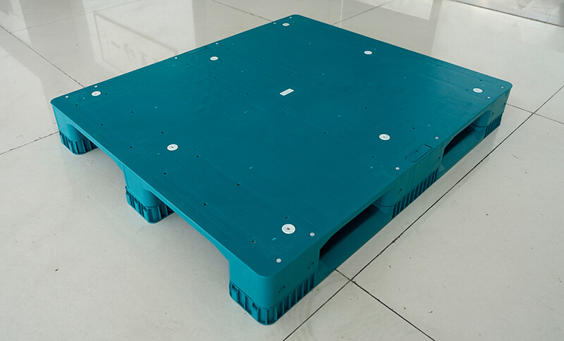  Assembled-Three-Runner-Flat-Deck-Plastic-Pallet-for-Heavy-Loads-11