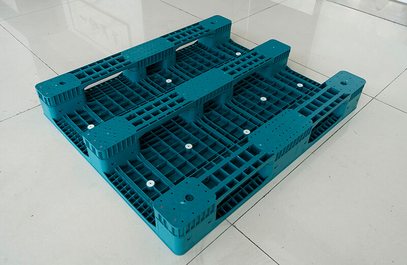  Assembled-Three-Runner-Flat-Deck-Plastic-Pallet-for-Heavy-Loads-22